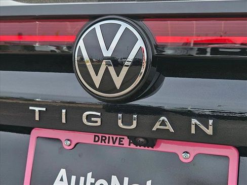 Used 2025 Volkswagen Tiguan SE FWD image 30