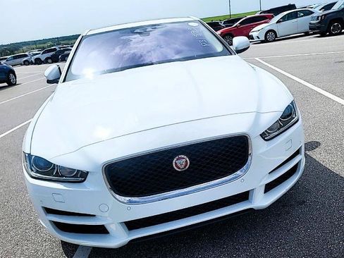Used 2018 Jaguar XE Prestige RWD image 3