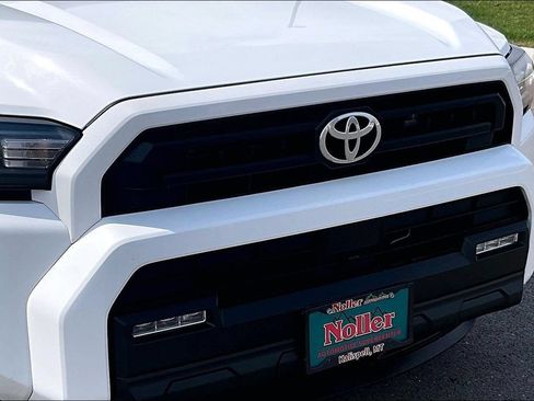 Used 2025 Toyota 4Runner SR5 AWD/4WD image 27