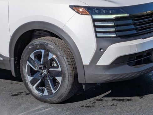 Certified 2025 Nissan Kicks SR image 9