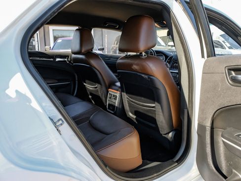 Used 2019 Chrysler 300 Limited image 44