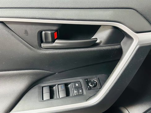 Used 2019 Toyota RAV4 LE w/ Carpet Mat Package AWD/4WD image 22