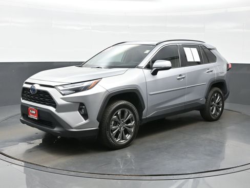 Used 2022 Toyota RAV4 XLE Premium AWD/4WD image 2