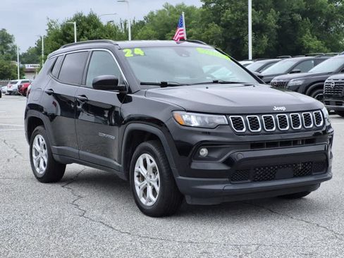 Used 2024 Jeep Compass Latitude AWD/4WD image 2