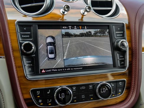 Used 2020 Bentley Bentayga Plug-In Hybrid AWD/4WD image 62