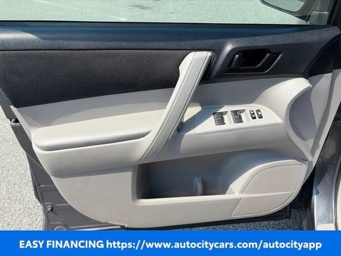 Used 2013 Toyota Highlander FWD w/ Cold Weather Pkg image 5