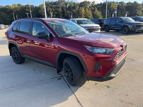 Used 2021 Toyota RAV4 LE image 9