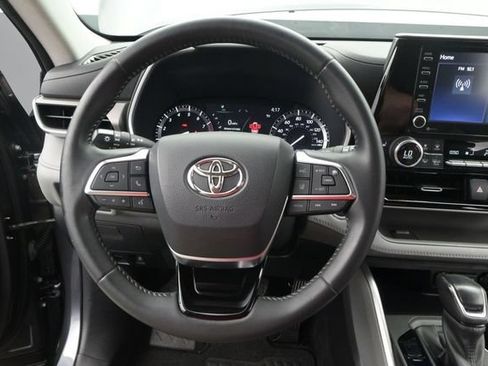 Used 2021 Toyota Highlander XLE FWD image 5