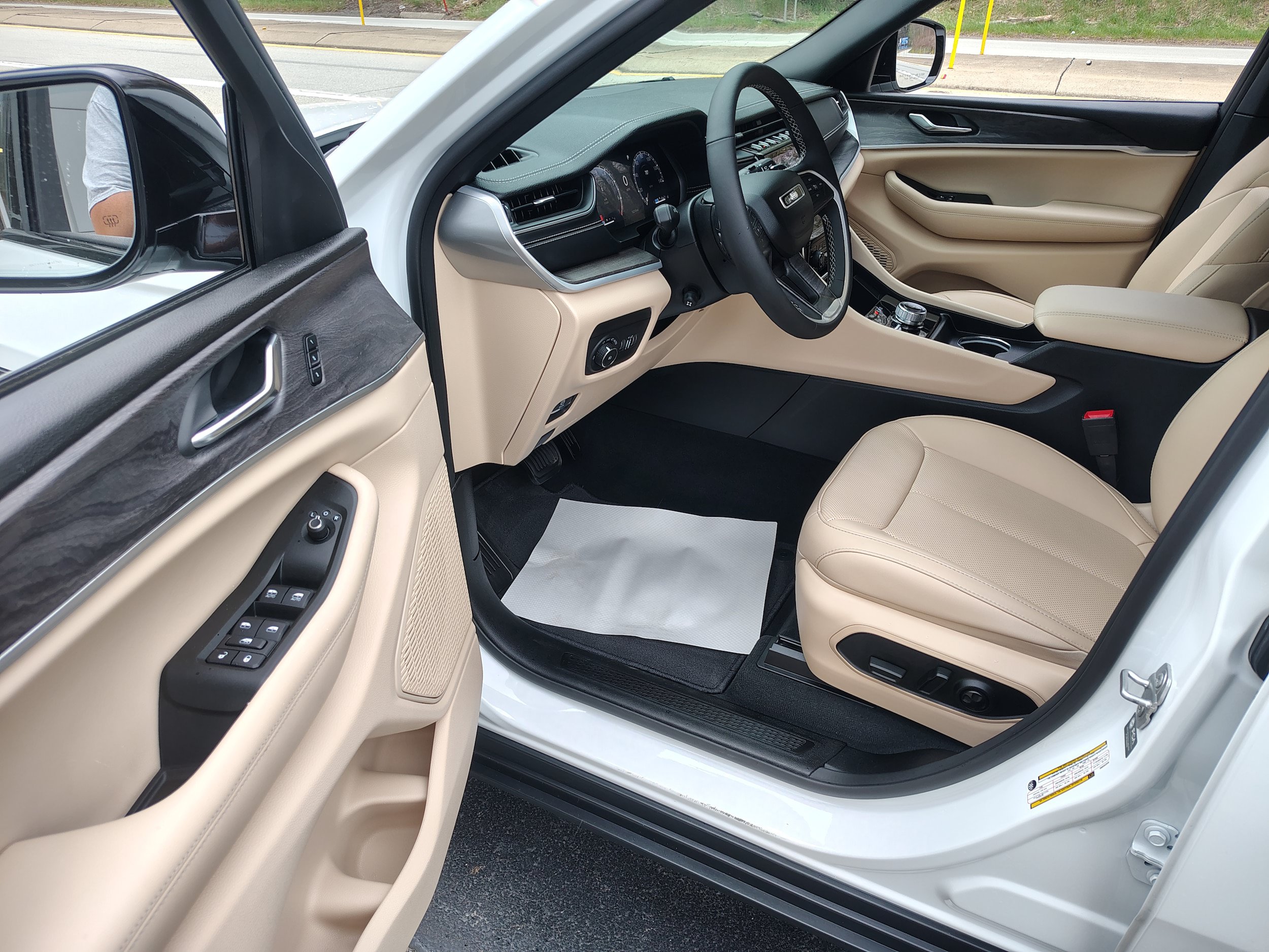 Certified 2024 Jeep Grand Cherokee Limited w/ Luxury Tech Group II AWD/4WD image 19