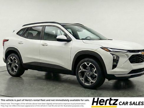 Used 2025 Chevrolet Trax LT image 1