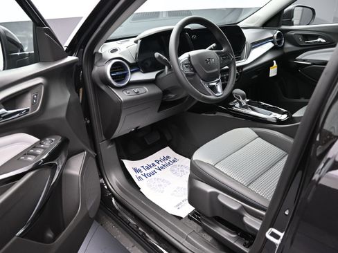 New 2026 Chevrolet Trax LT w/ Midnight Edition FWD image 9
