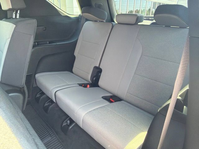 Used 2024 Chevrolet Traverse LT w/ LPO, Floor Liner Package FWD image 29
