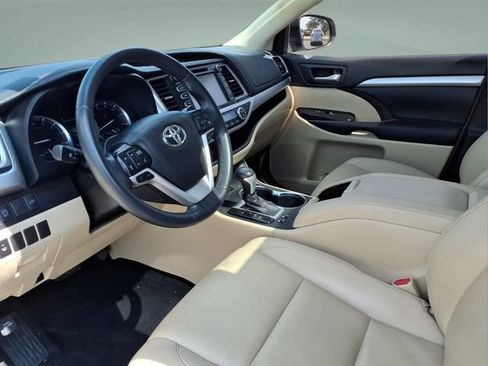 Used 2019 Toyota Highlander XLE AWD/4WD image 10