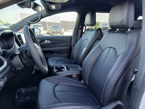 New 2027 Chrysler Pacifica Select AWD/4WD image 10