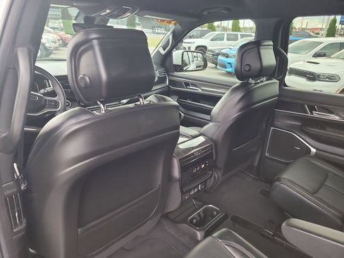 Certified 2022 Jeep Wagoneer Series III w/ Flexible Seating Group RWD image 13