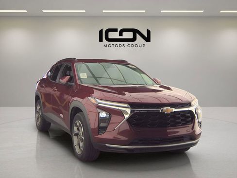 Used 2025 Chevrolet Trax LT w/ LT Convenience Package FWD image 4