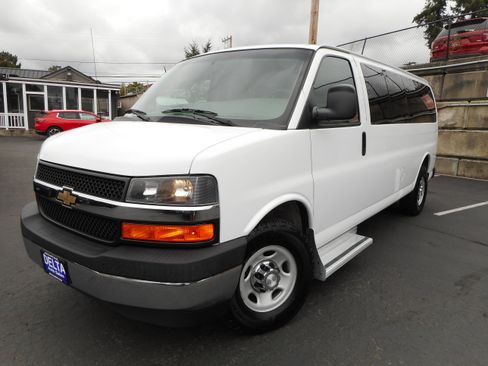 Used 2017 Chevrolet Express 3500 LT w/ LT Preferred Equipment Group RWD image 3