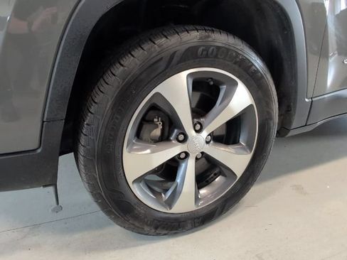 Used 2020 Jeep Cherokee Limited AWD/4WD image 9