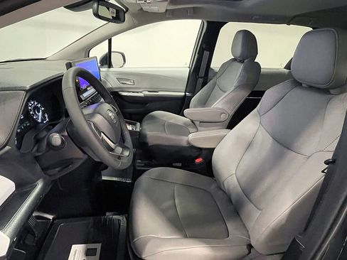 Used 2025 Toyota Sienna XLE FWD image 17
