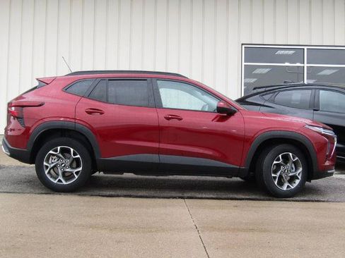 Used 2025 Chevrolet Trax LT w/ LT Convenience Package FWD image 2