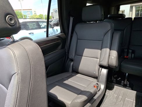 Used 2023 Chevrolet Tahoe Z71 w/ Luxury Package AWD/4WD image 17