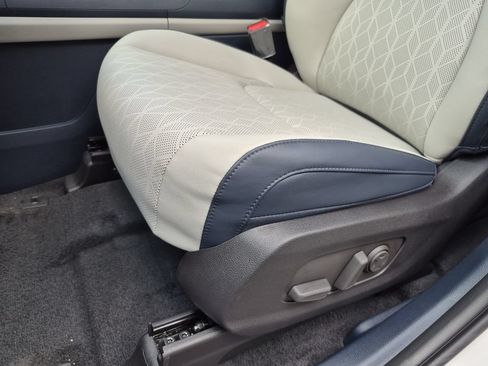 New 2026 Kia Carnival EX FWD image 11