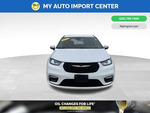 Used 2023 Chrysler Pacifica Touring-L FWD image 2
