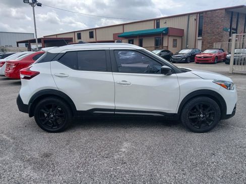 Used 2020 Nissan Kicks SR w/ SR Premium Package FWD image 4