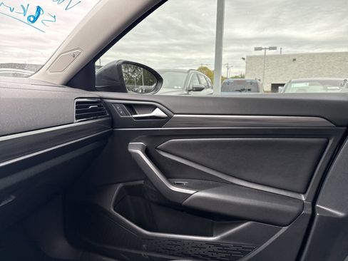 Used 2019 Volkswagen Jetta SEL w/ Cold Weather Package FWD image 11