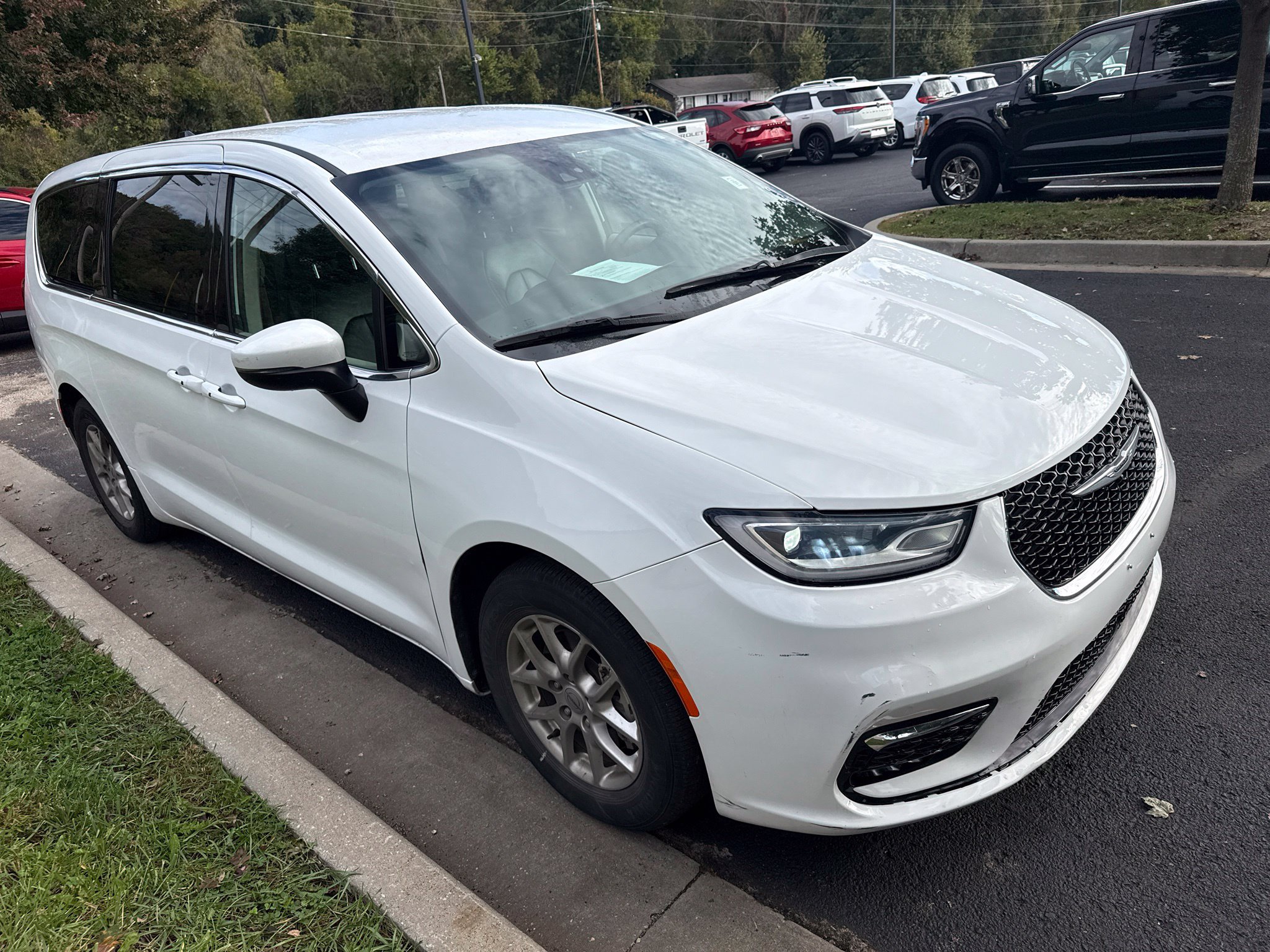 Used 2023 Chrysler Pacifica Touring-L FWD image 3
