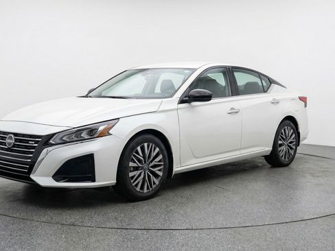 Used 2025 Nissan Altima 2.5 SV image 3