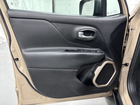 Used 2017 Jeep Renegade Trailhawk AWD/4WD image 8