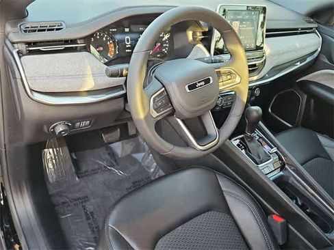 Used 2025 Jeep Compass Latitude image 10