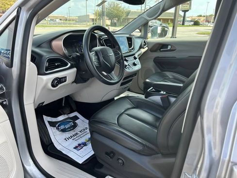 Used 2017 Chrysler Pacifica Touring-L w/ Tire & Wheel Group FWD image 13