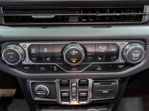 Used 2025 Jeep Wrangler Sahara image 20