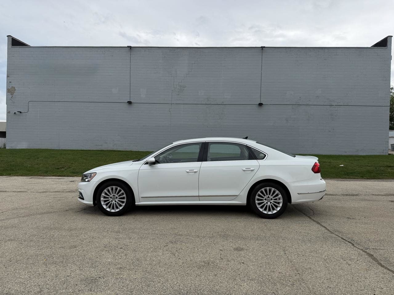 Used 2016 Volkswagen Passat 1.8T SE FWD image 4