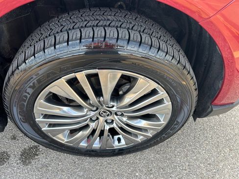 Used 2022 Toyota Venza XLE image 10