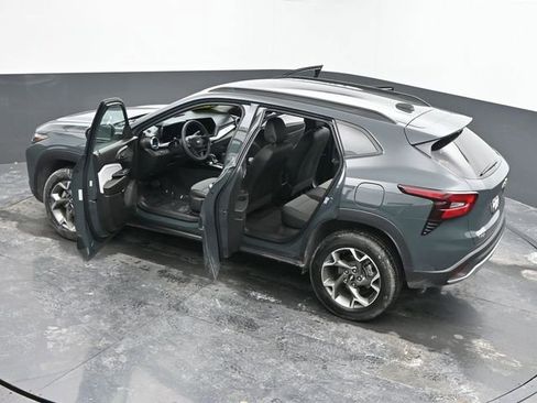 Used 2025 Chevrolet Trax LT image 61