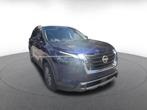Used 2025 Nissan Pathfinder SV FWD image 3