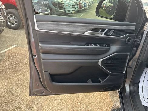 Used 2023 Jeep Wagoneer L Series II AWD/4WD image 7