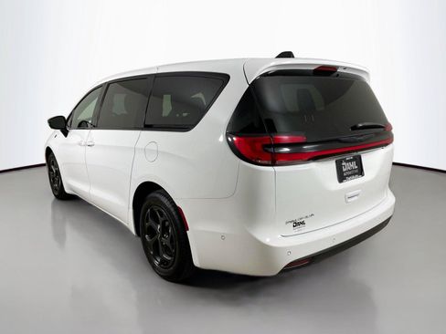 Used 2024 Chrysler Pacifica Limited FWD image 10
