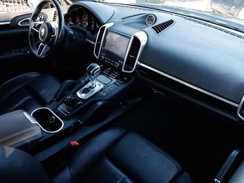 Used 2018 Porsche Cayenne Platinum Edition image 19