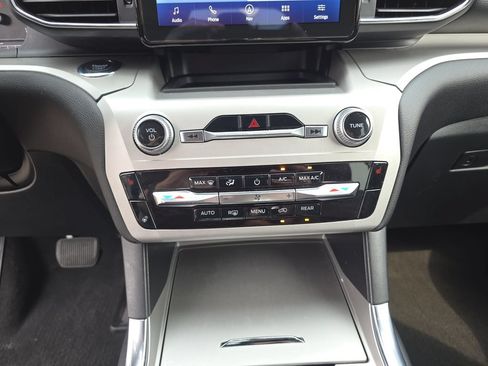 Certified 2022 Ford Explorer XLT w/ Equipment Group 202A AWD/4WD image 22