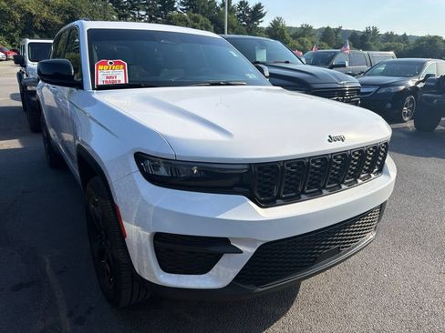 Used 2023 Jeep Grand Cherokee Altitude AWD/4WD image 1