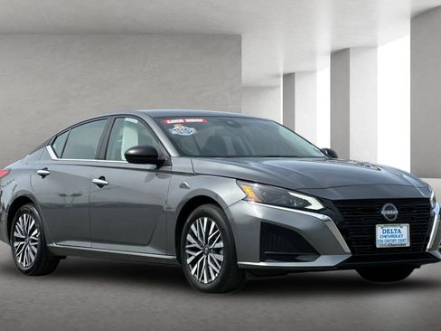 Used 2025 Nissan Altima 2.5 SV FWD image 1