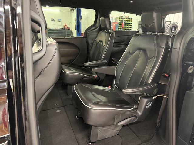 Used 2025 Chrysler Pacifica Limited FWD image 18