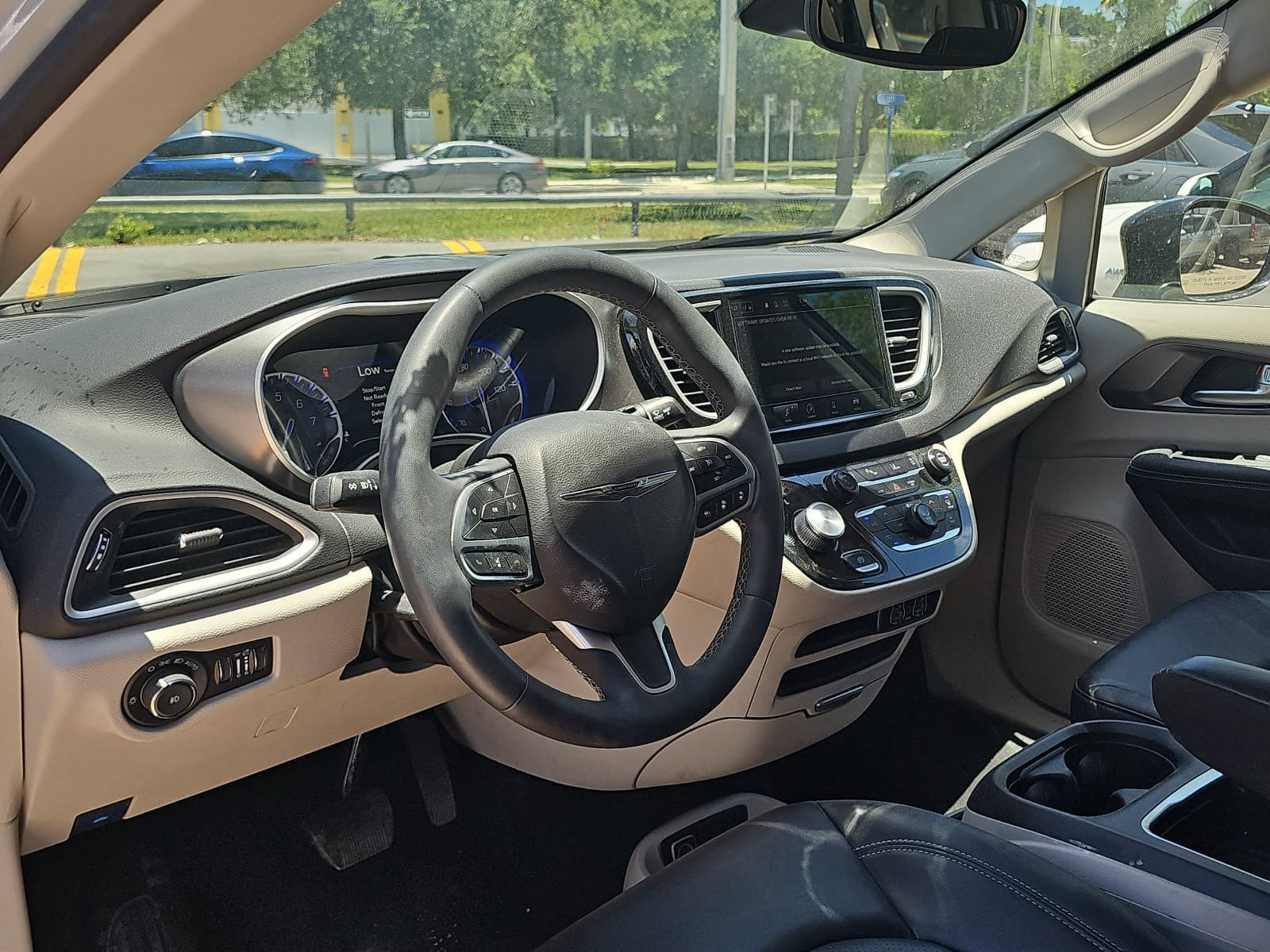 Used 2024 Chrysler Pacifica Touring-L FWD image 15