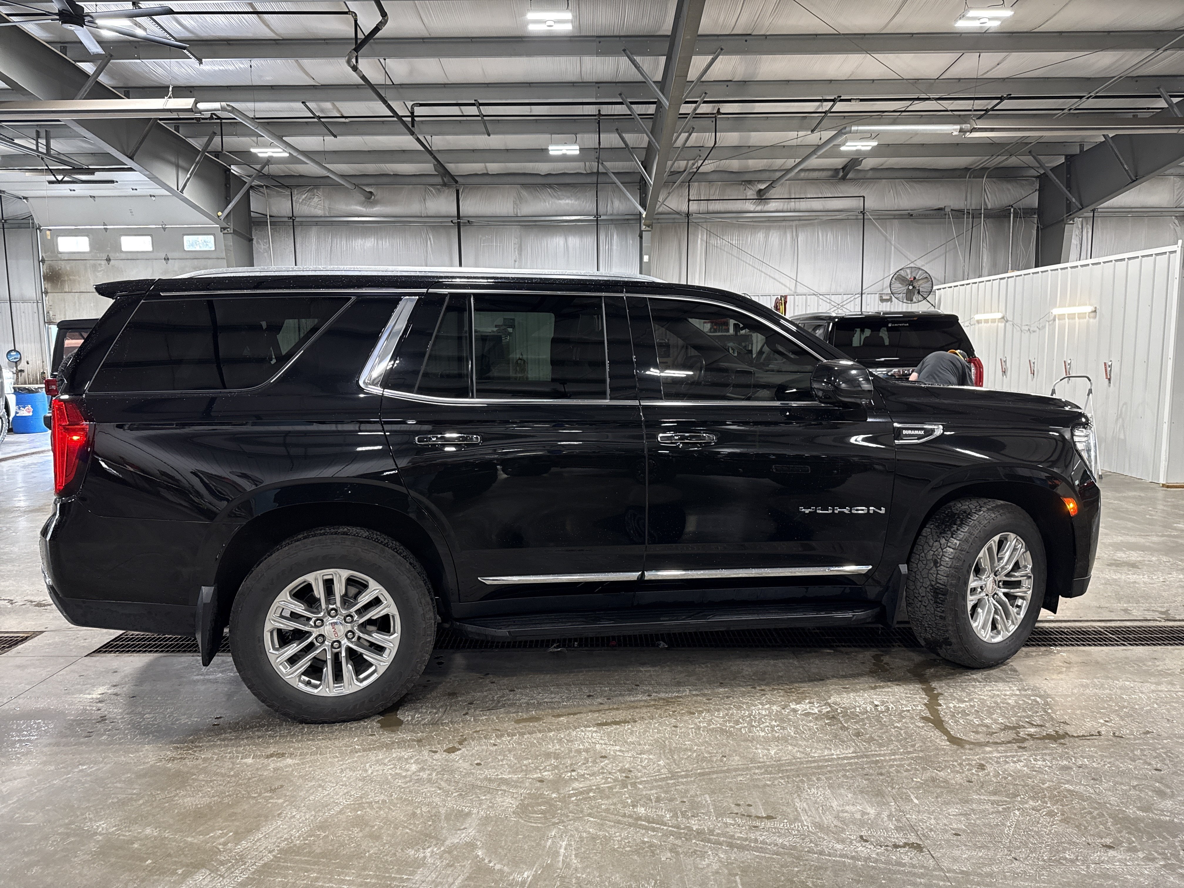 Used 2022 GMC Yukon SLT w/ SLT Luxury Package AWD/4WD image 2