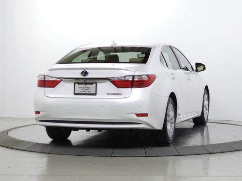 Used 2014 Lexus ES 300h w/ Luxury Package w/Bamboo Trim FWD image 10
