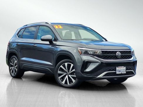 Used 2022 Volkswagen Taos SE image 1